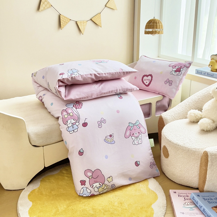 91家纺网 家纺一手货源 找家纺 鱼宝2026新款全棉幼儿园套件--萌趣系列 可乐贝儿