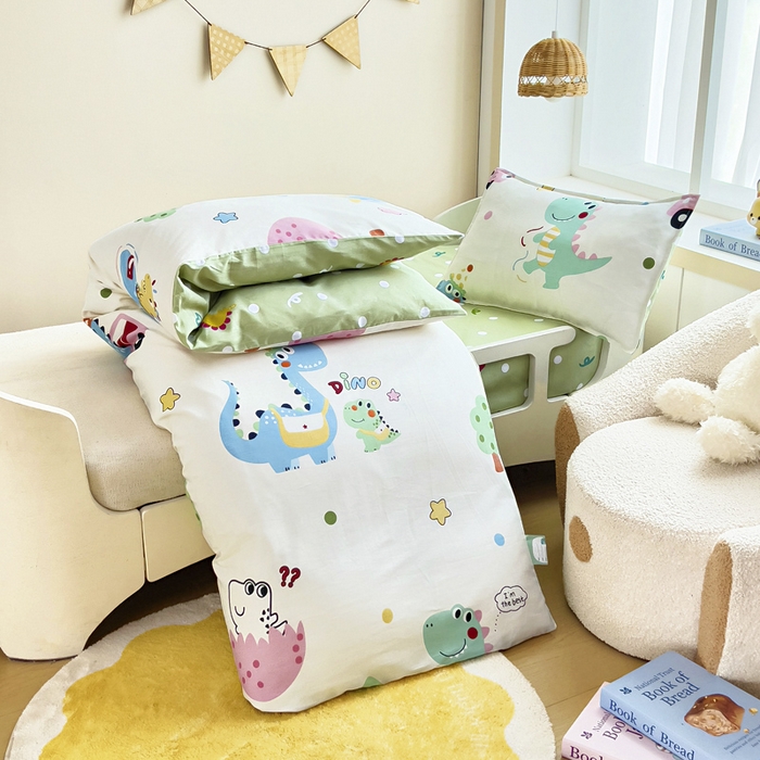 91家纺网 家纺一手货源 找家纺 鱼宝2026新款全棉幼儿园套件--萌趣系列 漫画恐龙