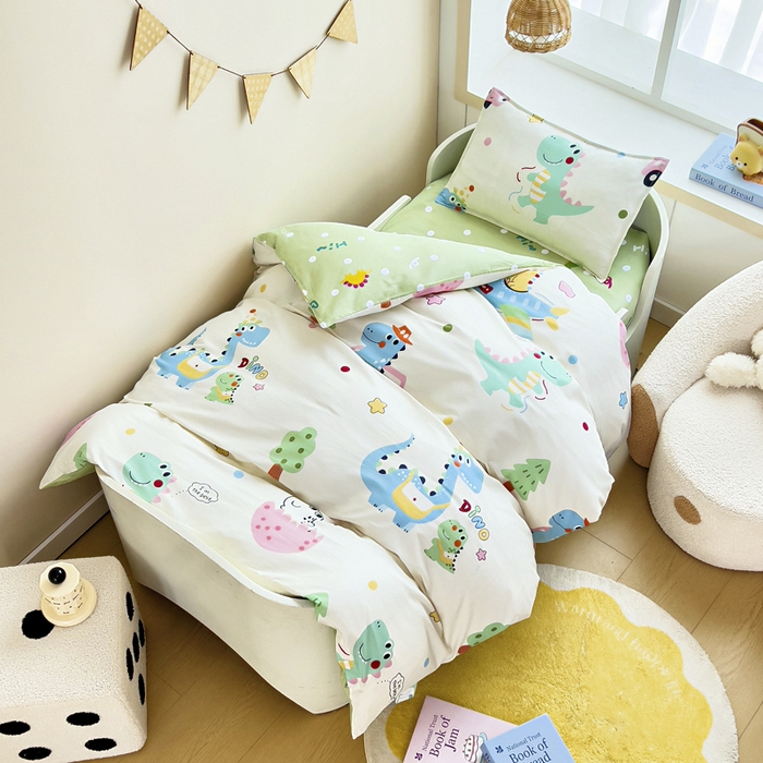 91家纺网 家纺一手货源 找家纺 鱼宝2026新款全棉幼儿园套件--萌趣系列 漫画恐龙