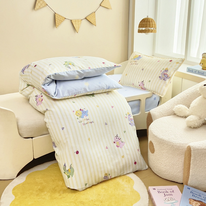 91家纺网 家纺一手货源 找家纺 鱼宝2026新款全棉幼儿园套件--萌趣系列 彩色恐龙