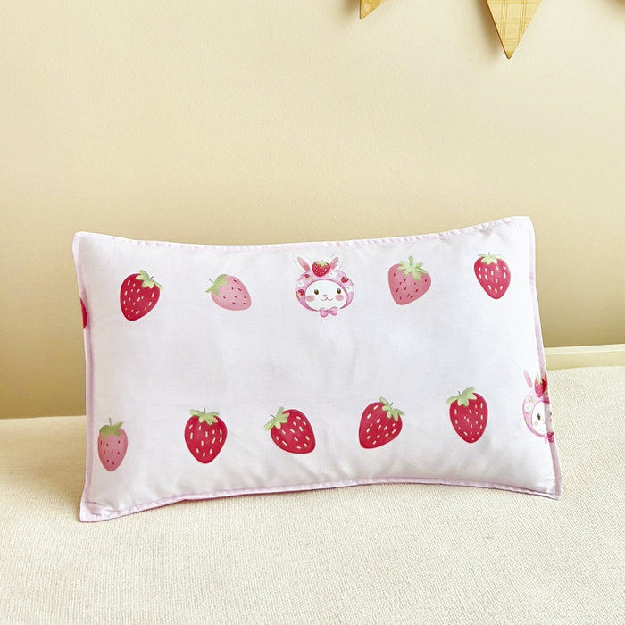 91家纺网 家纺一手货源 找家纺 鱼宝2026新款全棉幼儿园套件--萌趣系列 小草莓