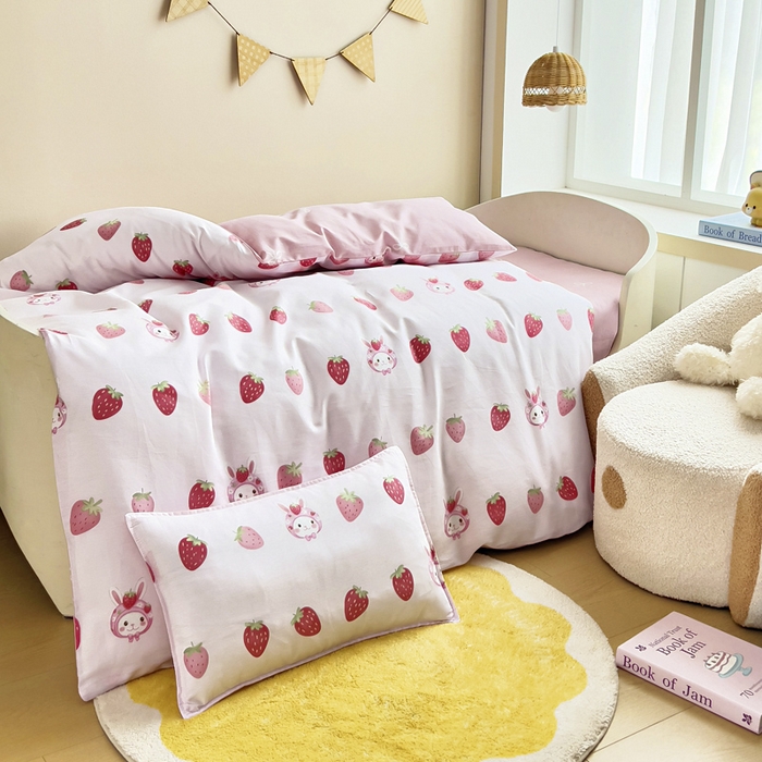 91家纺网 家纺一手货源 找家纺 鱼宝2026新款全棉幼儿园套件--萌趣系列 小草莓