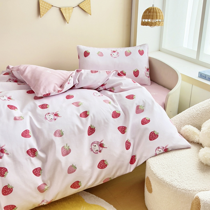 91家纺网 家纺一手货源 找家纺 鱼宝2026新款全棉幼儿园套件--萌趣系列 小草莓