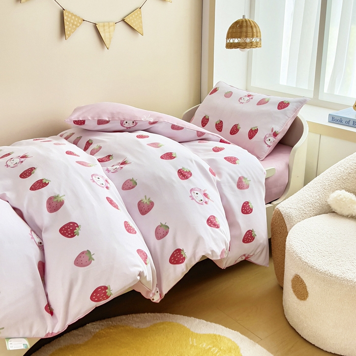 91家纺网 家纺一手货源 找家纺 鱼宝2026新款全棉幼儿园套件--萌趣系列 小草莓