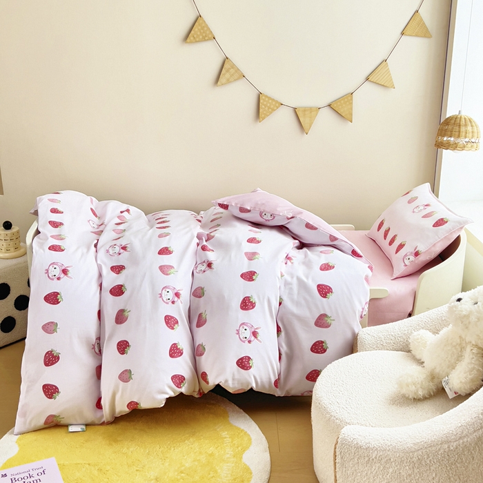 91家纺网 家纺一手货源 找家纺 鱼宝2026新款全棉幼儿园套件--萌趣系列 小草莓