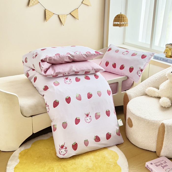 91家纺网 家纺一手货源 找家纺 鱼宝2026新款全棉幼儿园套件--萌趣系列 小草莓