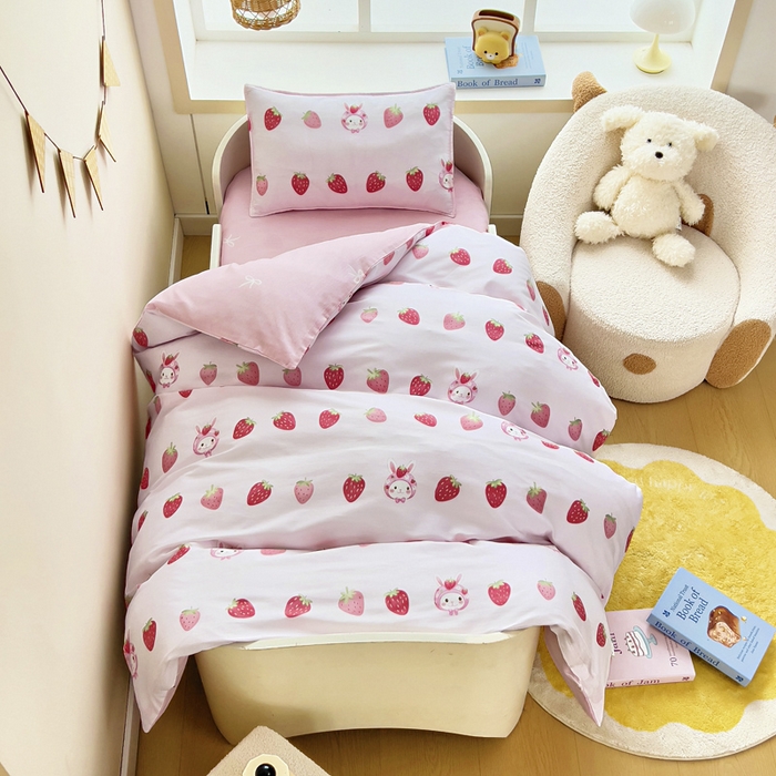 91家纺网 家纺一手货源 找家纺 鱼宝2026新款全棉幼儿园套件--萌趣系列 小草莓