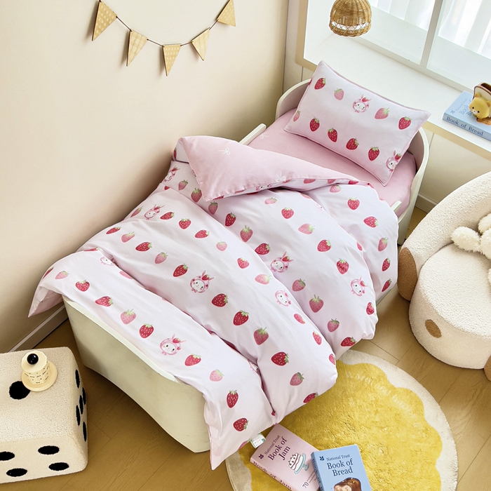 91家纺网 家纺一手货源 找家纺 鱼宝2026新款全棉幼儿园套件--萌趣系列 小草莓