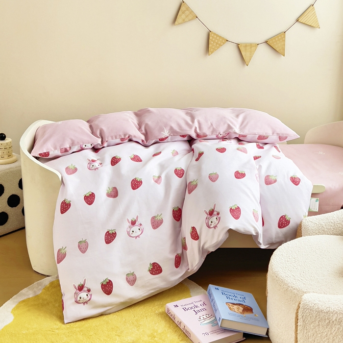 91家纺网 家纺一手货源 找家纺 鱼宝2026新款全棉幼儿园套件--萌趣系列 小草莓