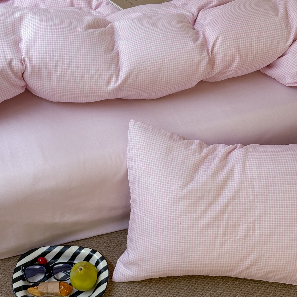 91家纺网 家纺一手货源 找家纺 窝米 2025新品全棉纯棉双层纱简约条格四件套系列第一组 品小格-粉