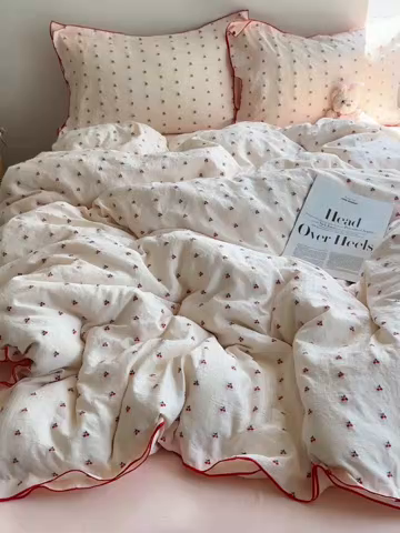 91家纺网 家纺一手货源 找家纺 （总）轻奢坊 2025新款小樱桃大提花剪花水洗棉密拷花边四件套