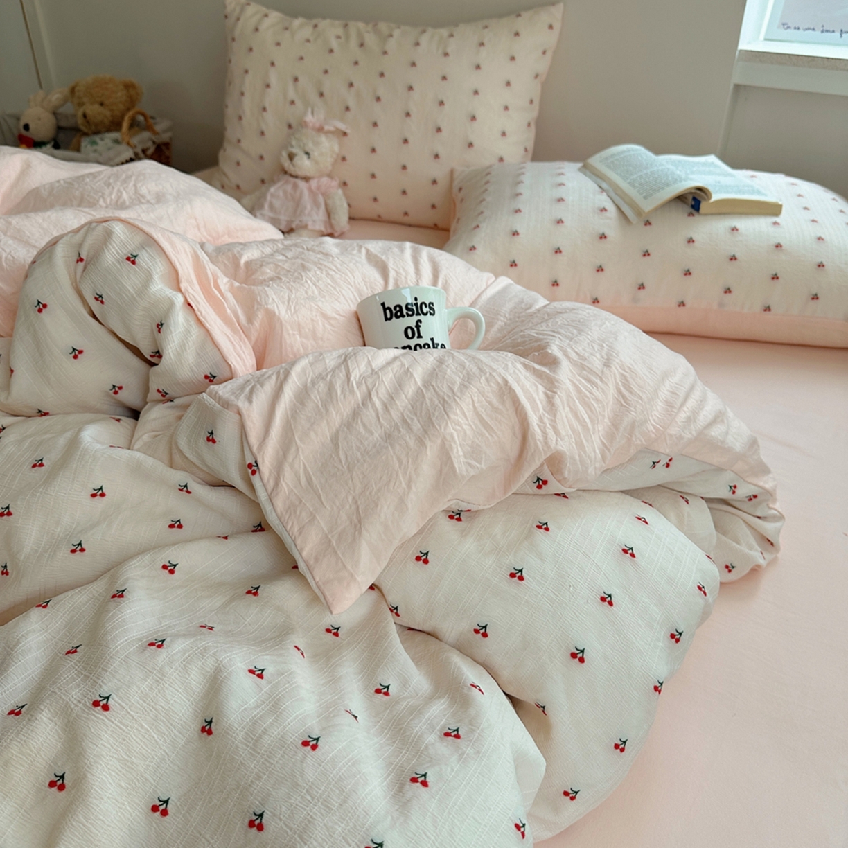 91家纺网 家纺一手货源 找家纺 轻奢坊 2025新款小樱桃大提花剪花水洗棉密拷花边四件套 基础款小樱桃初荷粉