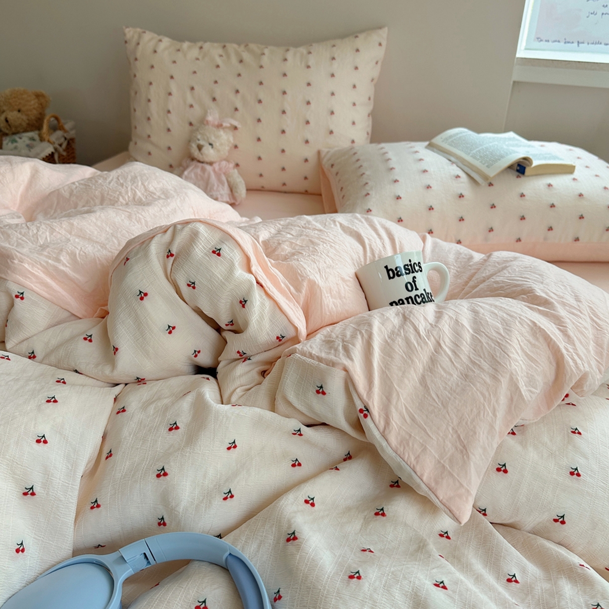 91家纺网 家纺一手货源 找家纺 轻奢坊 2025新款小樱桃大提花剪花水洗棉密拷花边四件套 基础款小樱桃初荷粉