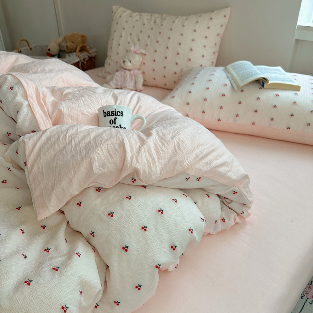 91家纺网 家纺一手货源 找家纺 轻奢坊 2025新款小樱桃大提花剪花水洗棉密拷花边四件套 基础款小樱桃初荷粉