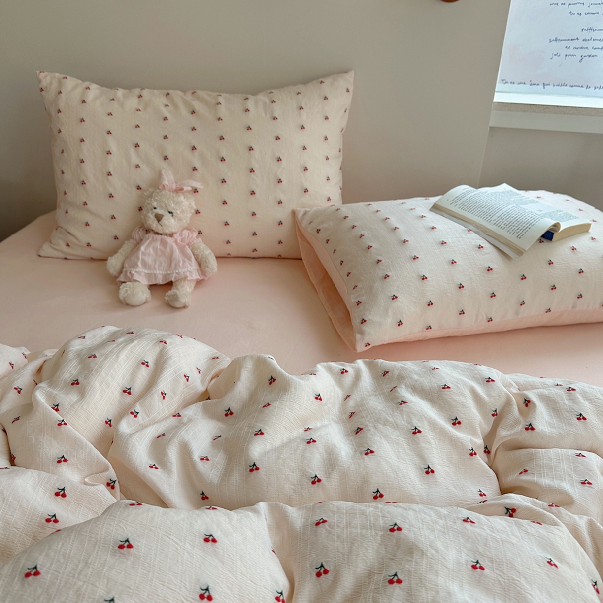 91家纺网 家纺一手货源 找家纺 轻奢坊 2025新款小樱桃大提花剪花水洗棉密拷花边四件套 基础款小樱桃初荷粉