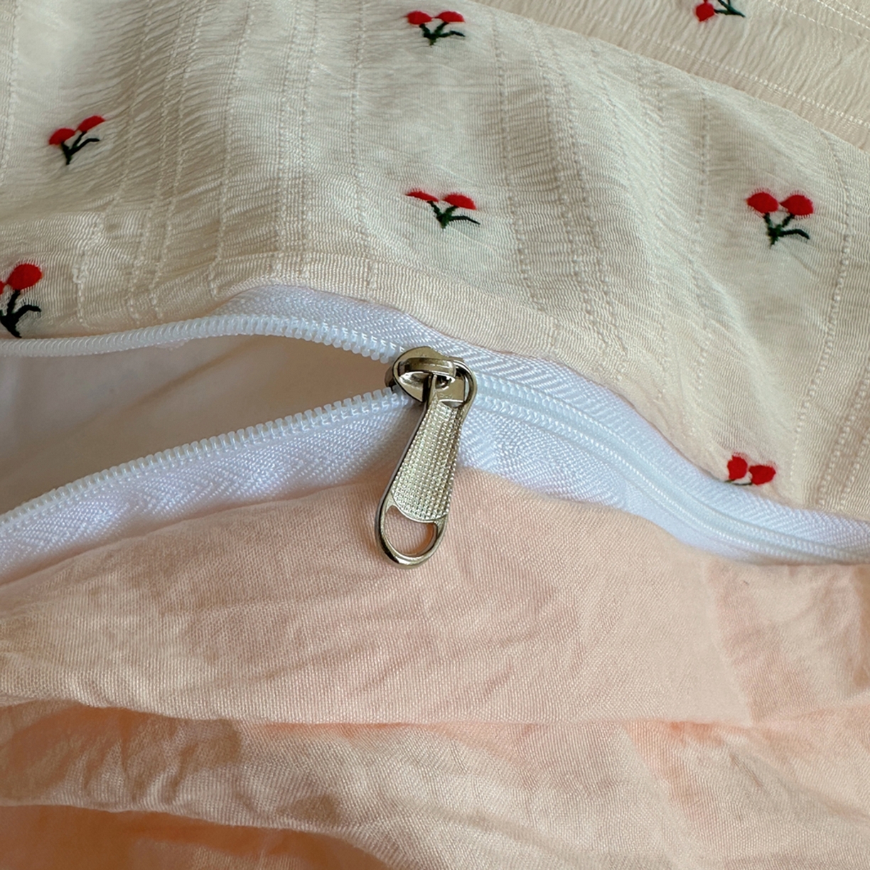 91家纺网 家纺一手货源 找家纺 轻奢坊 2025新款小樱桃大提花剪花水洗棉密拷花边四件套 基础款小樱桃初荷粉