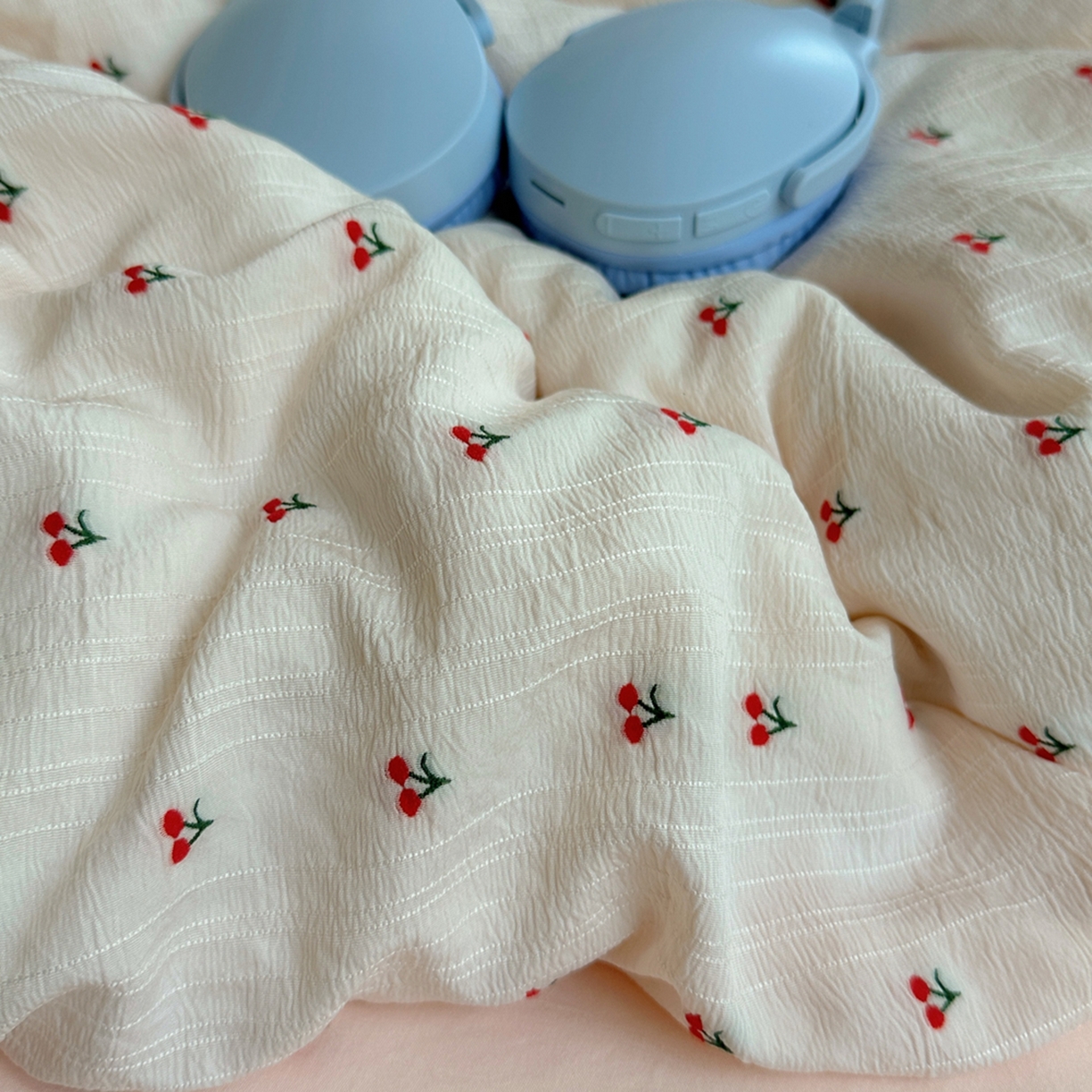 91家纺网 家纺一手货源 找家纺 轻奢坊 2025新款小樱桃大提花剪花水洗棉密拷花边四件套 基础款小樱桃初荷粉