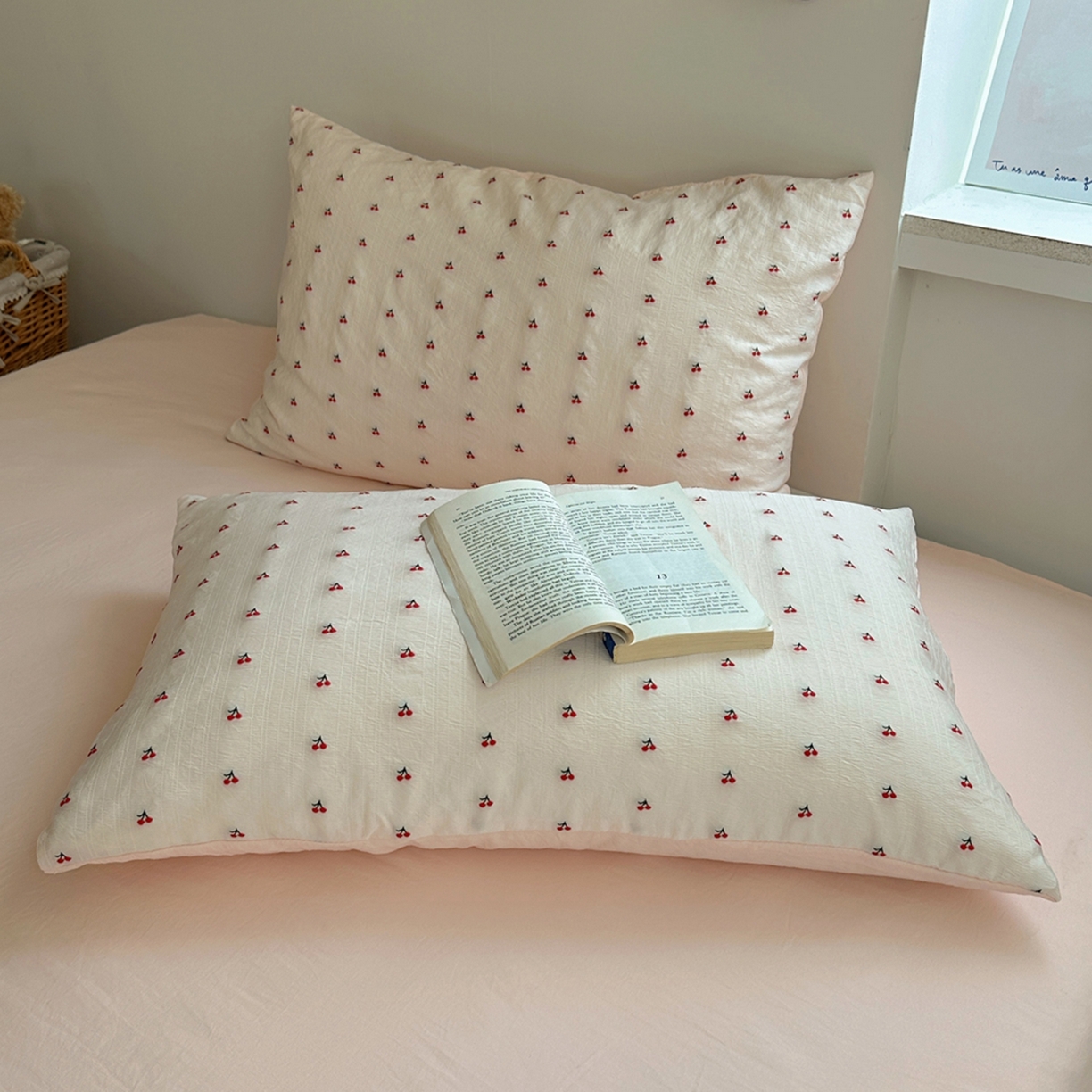 91家纺网 家纺一手货源 找家纺 轻奢坊 2025新款小樱桃大提花剪花水洗棉密拷花边四件套 基础款小樱桃初荷粉