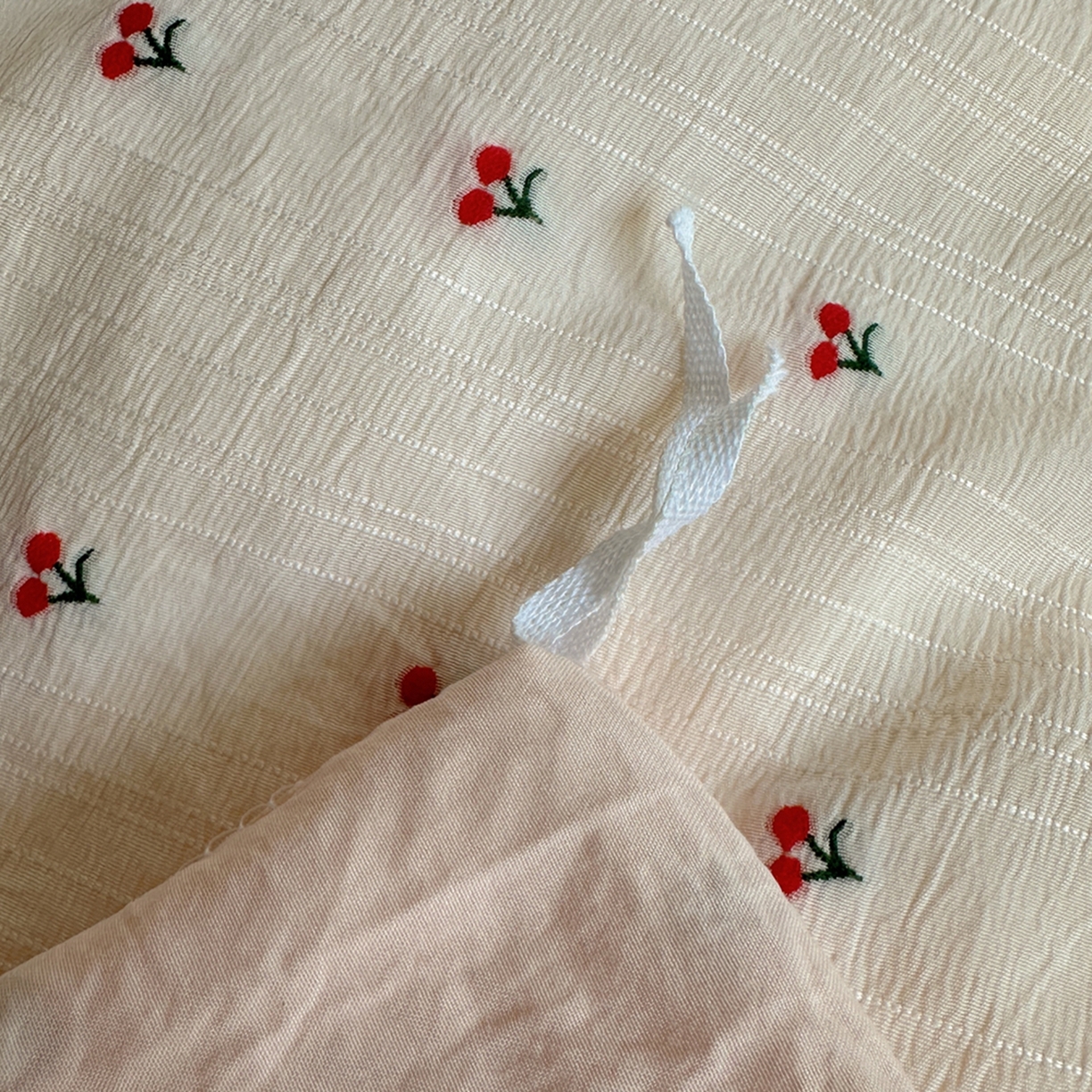 91家纺网 家纺一手货源 找家纺 轻奢坊 2025新款小樱桃大提花剪花水洗棉密拷花边四件套 基础款小樱桃初荷粉