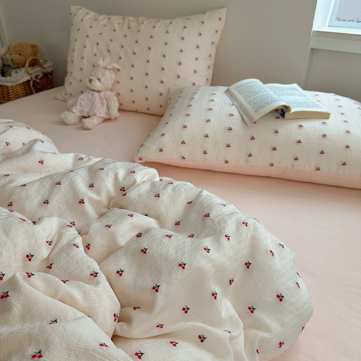 91家纺网 家纺一手货源 找家纺 轻奢坊 2025新款小樱桃大提花剪花水洗棉密拷花边四件套 基础款小樱桃初荷粉