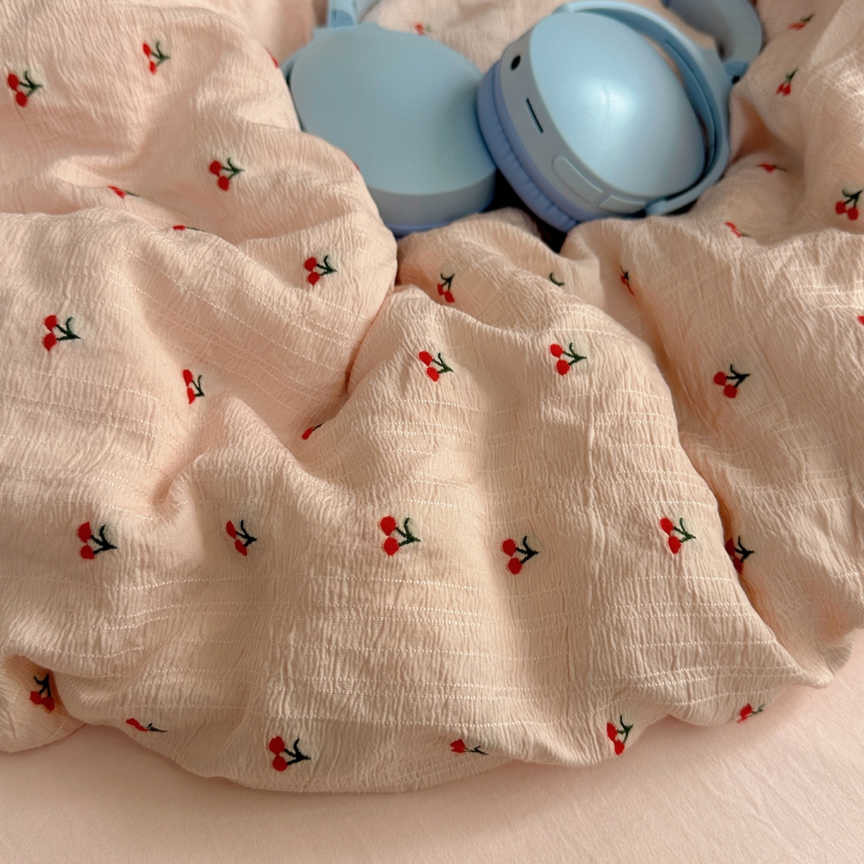 91家纺网 家纺一手货源 找家纺 轻奢坊 2025新款小樱桃大提花剪花水洗棉密拷花边四件套 基础款小樱桃珊瑚粉