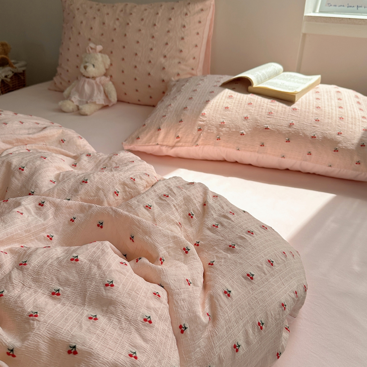 91家纺网 家纺一手货源 找家纺 轻奢坊 2025新款小樱桃大提花剪花水洗棉密拷花边四件套 基础款小樱桃珊瑚粉