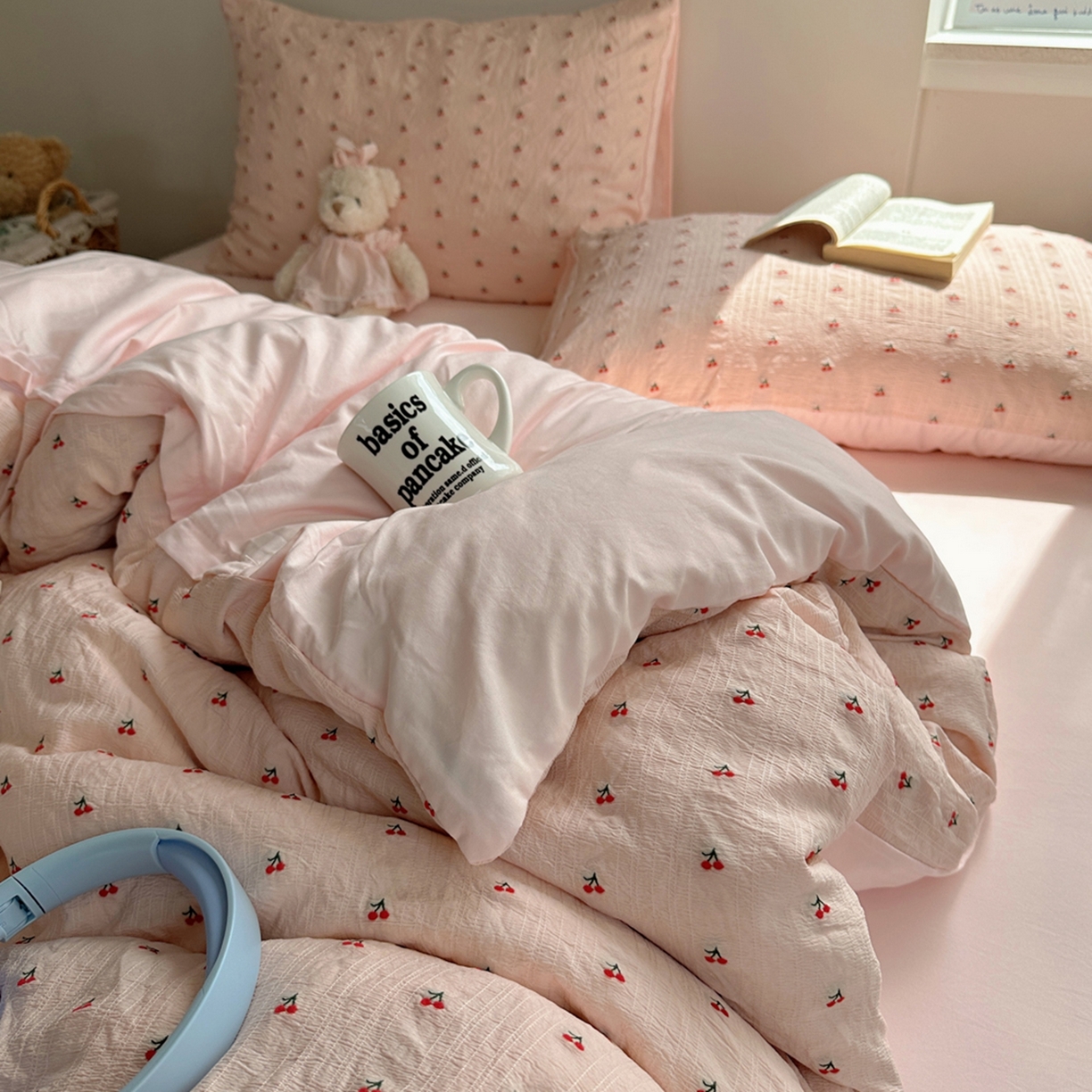 91家纺网 家纺一手货源 找家纺 轻奢坊 2025新款小樱桃大提花剪花水洗棉密拷花边四件套 基础款小樱桃珊瑚粉