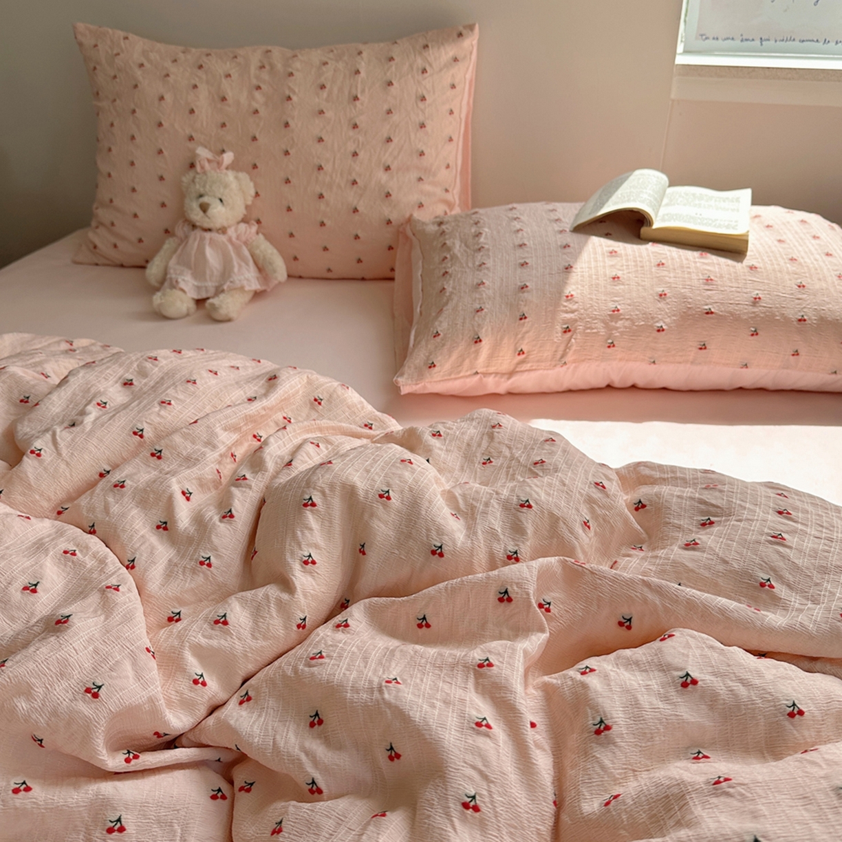 91家纺网 家纺一手货源 找家纺 轻奢坊 2025新款小樱桃大提花剪花水洗棉密拷花边四件套 基础款小樱桃珊瑚粉