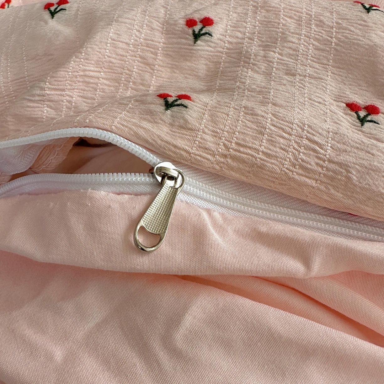 91家纺网 家纺一手货源 找家纺 轻奢坊 2025新款小樱桃大提花剪花水洗棉密拷花边四件套 基础款小樱桃珊瑚粉