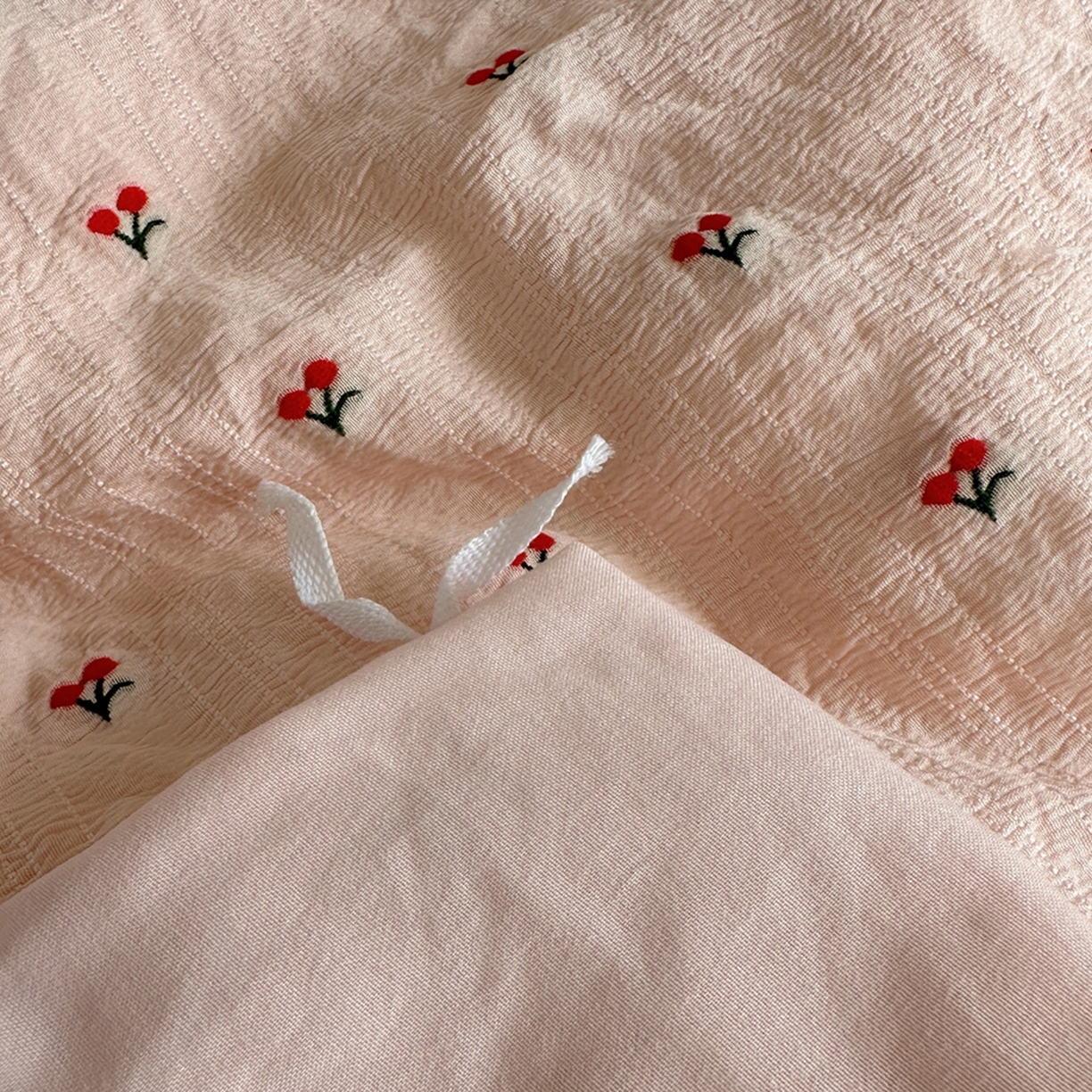 91家纺网 家纺一手货源 找家纺 轻奢坊 2025新款小樱桃大提花剪花水洗棉密拷花边四件套 基础款小樱桃珊瑚粉