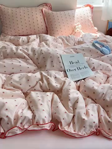 91家纺网 家纺一手货源 找家纺 轻奢坊 2025新款小樱桃大提花剪花水洗棉密拷花边四件套 基础款小樱桃珊瑚粉