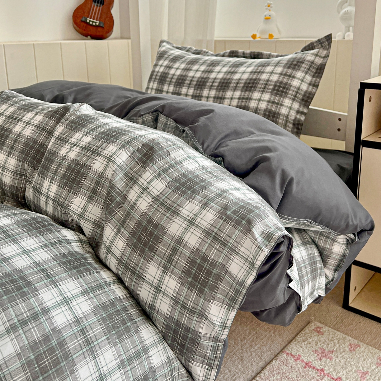 91家纺网 家纺一手货源 找家纺 楠沐家纺 2025新款格子系列芦荟棉学生三件套四件套 洛可可灰