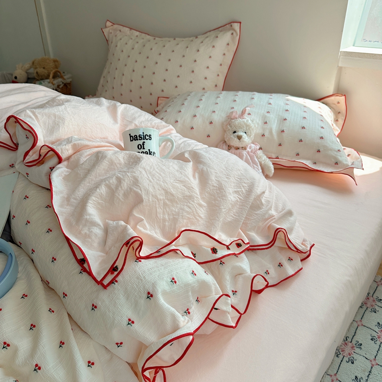 91家纺网 家纺一手货源 找家纺 轻奢坊 2025新款小樱桃大提花剪花水洗棉密拷花边四件套 密拷花边小樱桃初荷粉