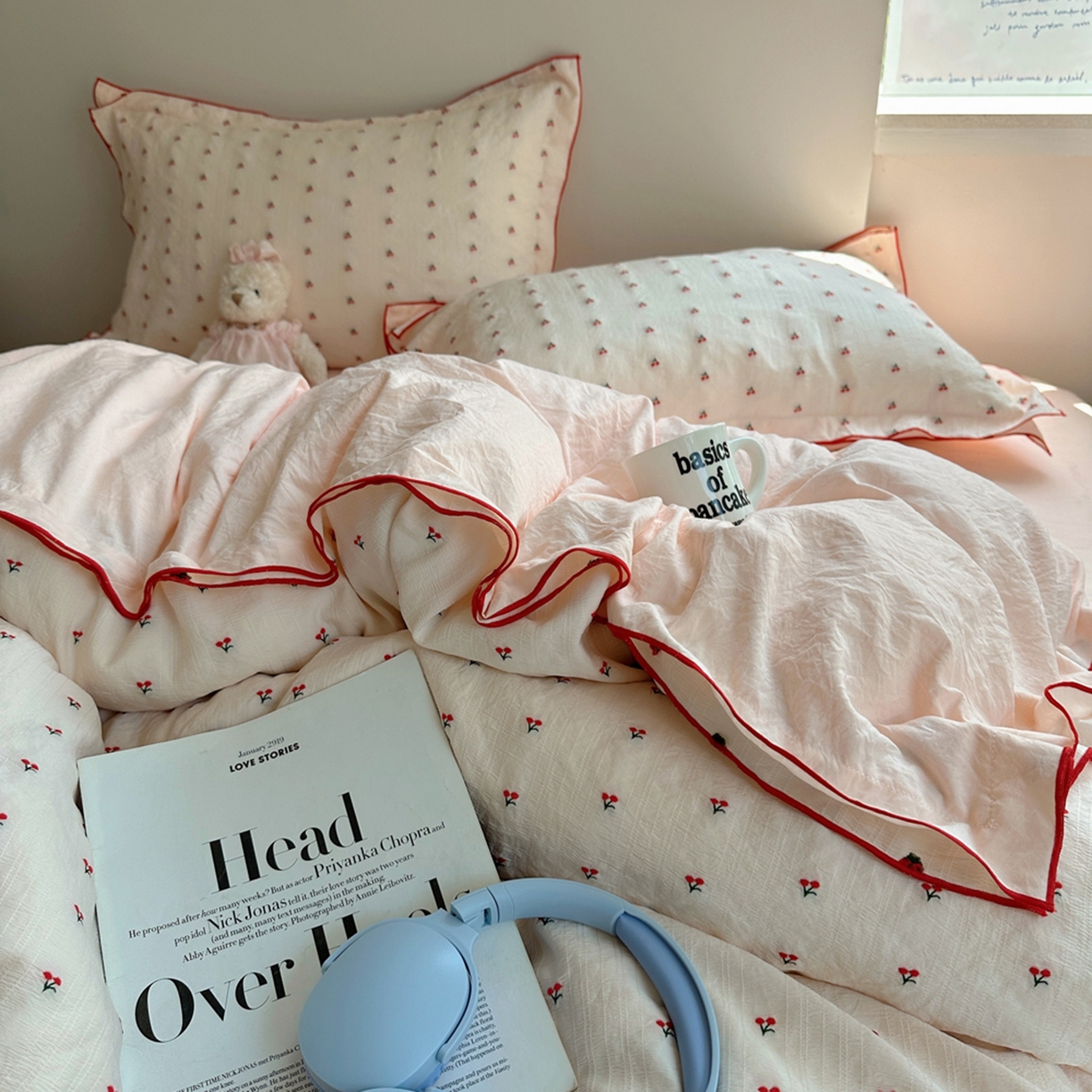 91家纺网 家纺一手货源 找家纺 轻奢坊 2025新款小樱桃大提花剪花水洗棉密拷花边四件套 密拷花边小樱桃初荷粉