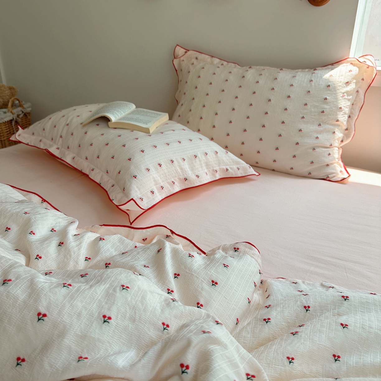 91家纺网 家纺一手货源 找家纺 轻奢坊 2025新款小樱桃大提花剪花水洗棉密拷花边四件套 密拷花边小樱桃初荷粉