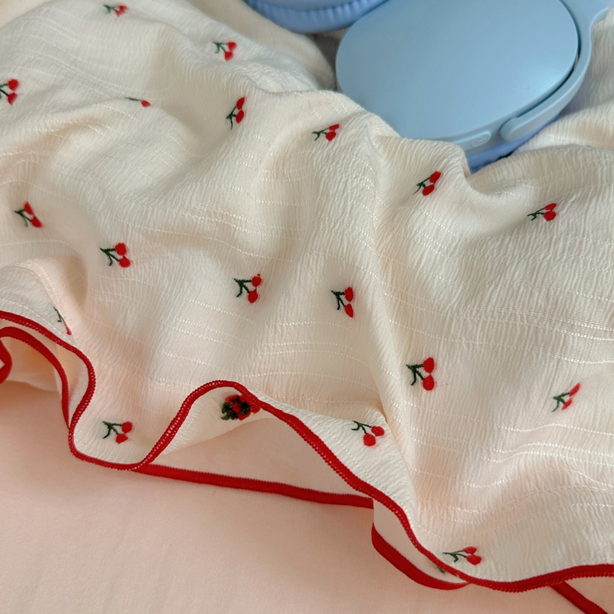 91家纺网 家纺一手货源 找家纺 轻奢坊 2025新款小樱桃大提花剪花水洗棉密拷花边四件套 密拷花边小樱桃初荷粉