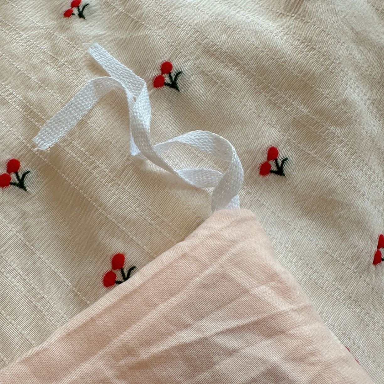 91家纺网 家纺一手货源 找家纺 轻奢坊 2025新款小樱桃大提花剪花水洗棉密拷花边四件套 密拷花边小樱桃初荷粉