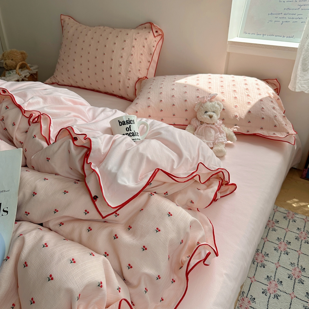 91家纺网 家纺一手货源 找家纺 轻奢坊 2025新款小樱桃大提花剪花水洗棉密拷花边四件套 密拷花边小樱桃珊瑚粉