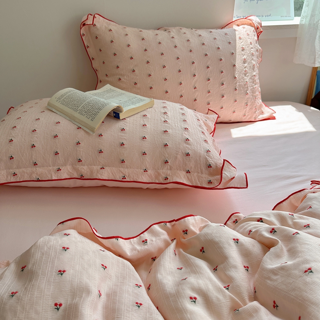 91家纺网 家纺一手货源 找家纺 轻奢坊 2025新款小樱桃大提花剪花水洗棉密拷花边四件套 密拷花边小樱桃珊瑚粉