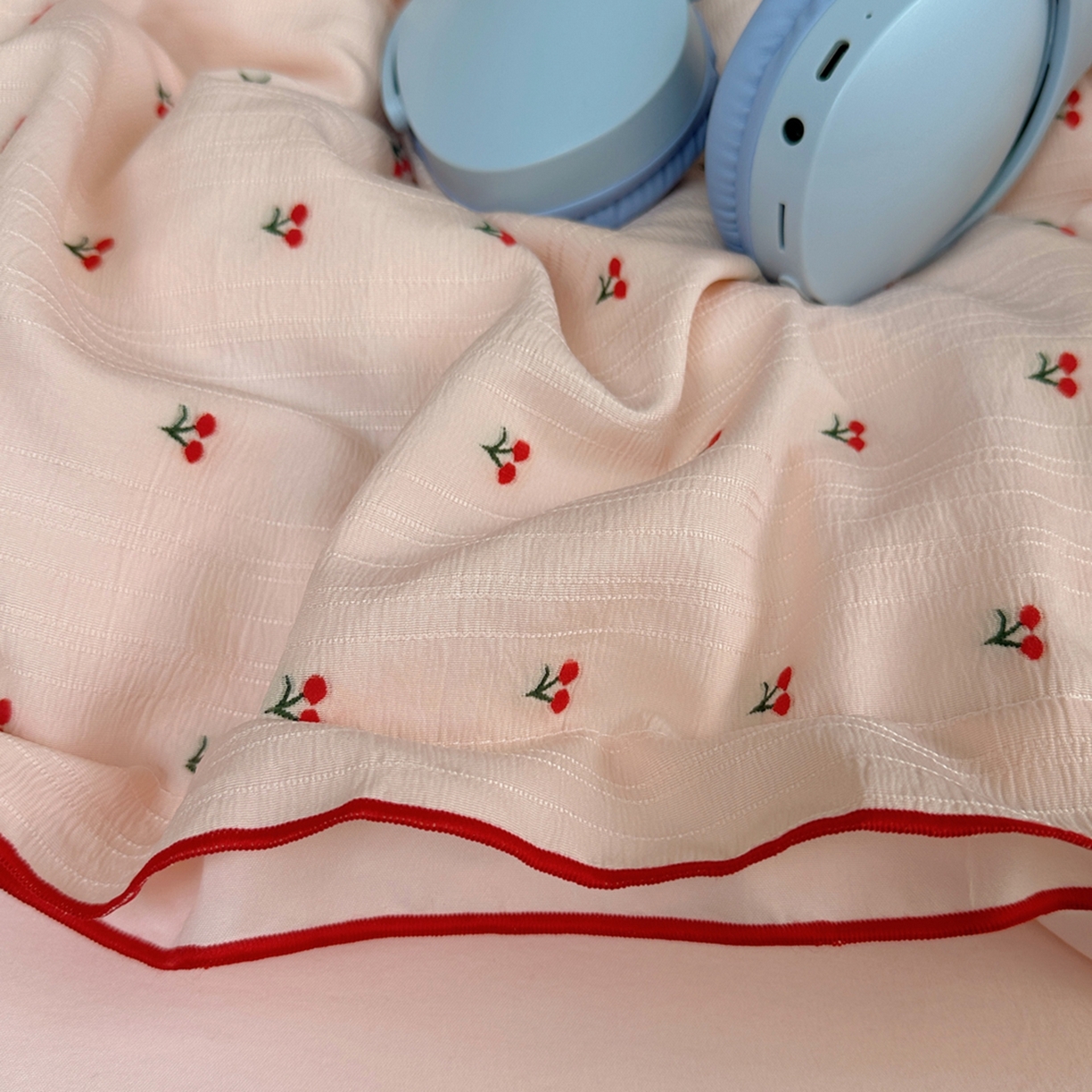 91家纺网 家纺一手货源 找家纺 轻奢坊 2025新款小樱桃大提花剪花水洗棉密拷花边四件套 密拷花边小樱桃珊瑚粉