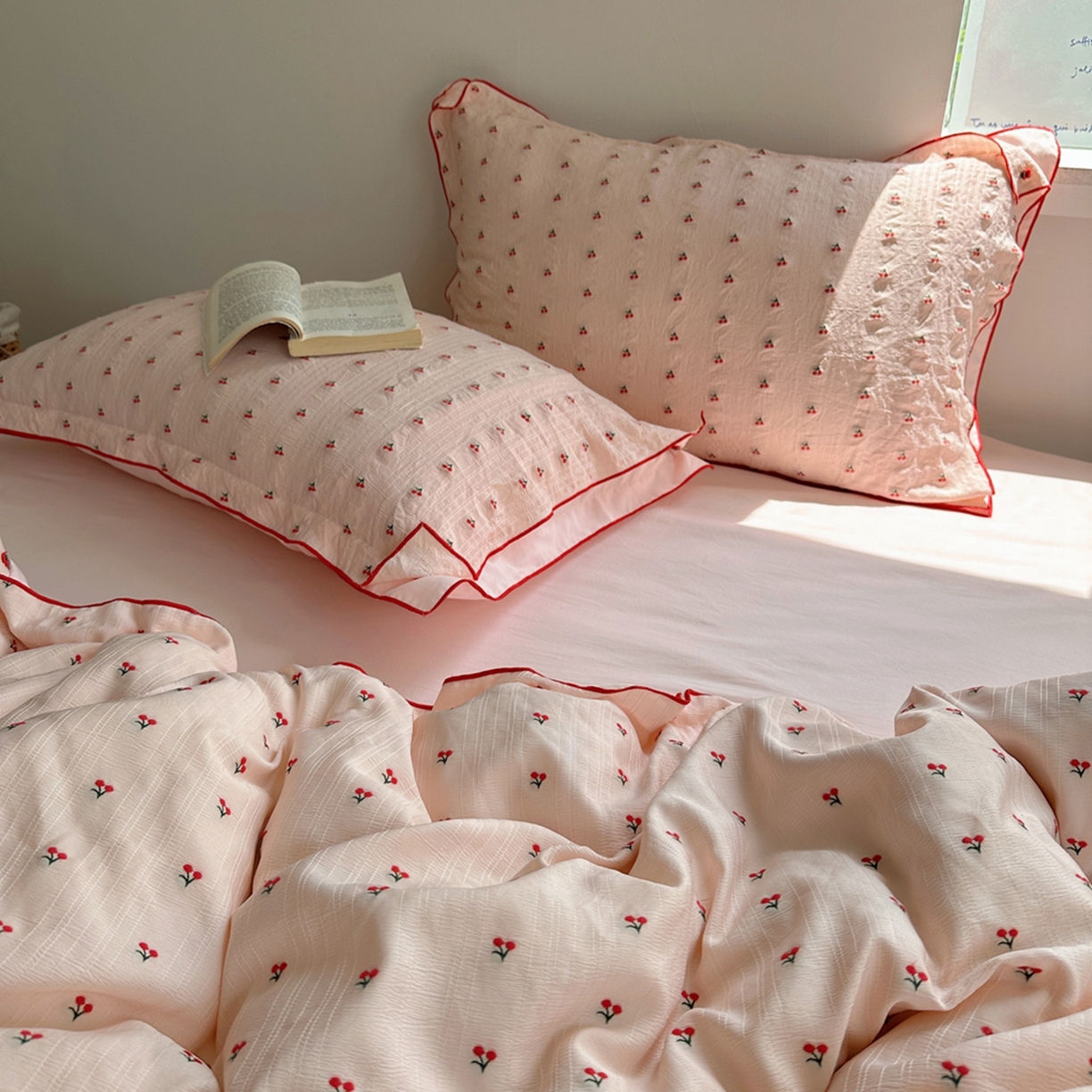 91家纺网 家纺一手货源 找家纺 轻奢坊 2025新款小樱桃大提花剪花水洗棉密拷花边四件套 密拷花边小樱桃珊瑚粉