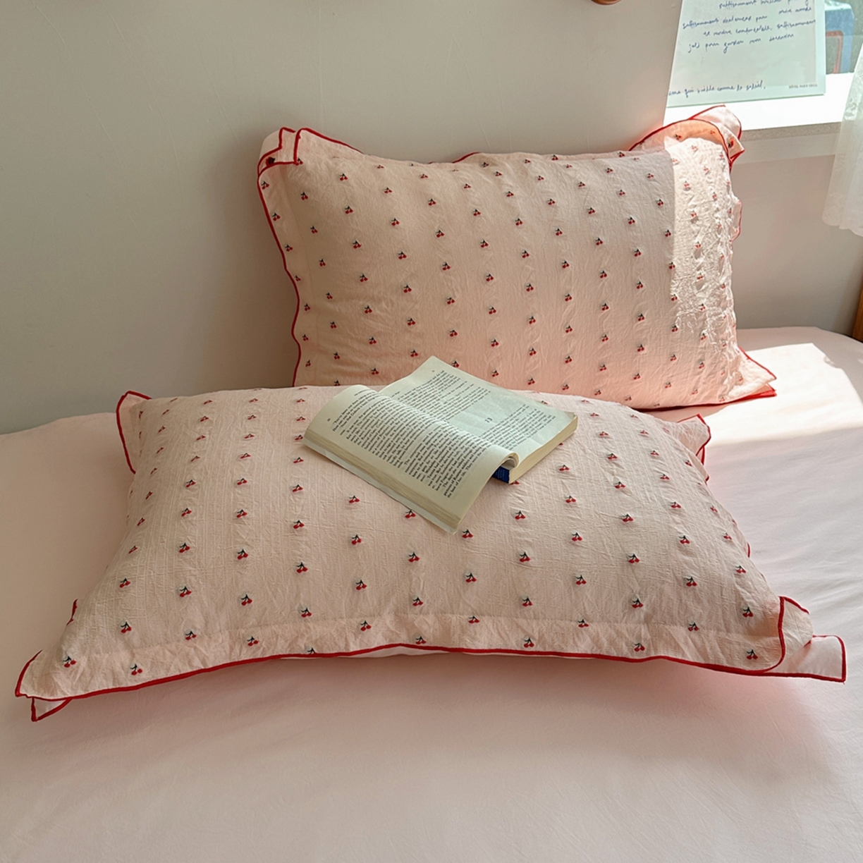 91家纺网 家纺一手货源 找家纺 轻奢坊 2025新款小樱桃大提花剪花水洗棉密拷花边四件套 密拷花边小樱桃珊瑚粉