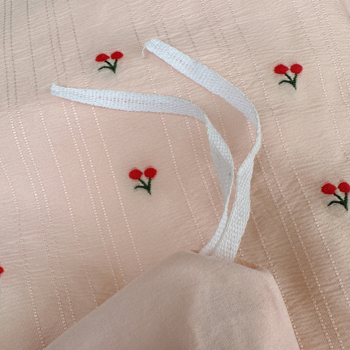 91家纺网 家纺一手货源 找家纺 轻奢坊 2025新款小樱桃大提花剪花水洗棉密拷花边四件套 密拷花边小樱桃珊瑚粉