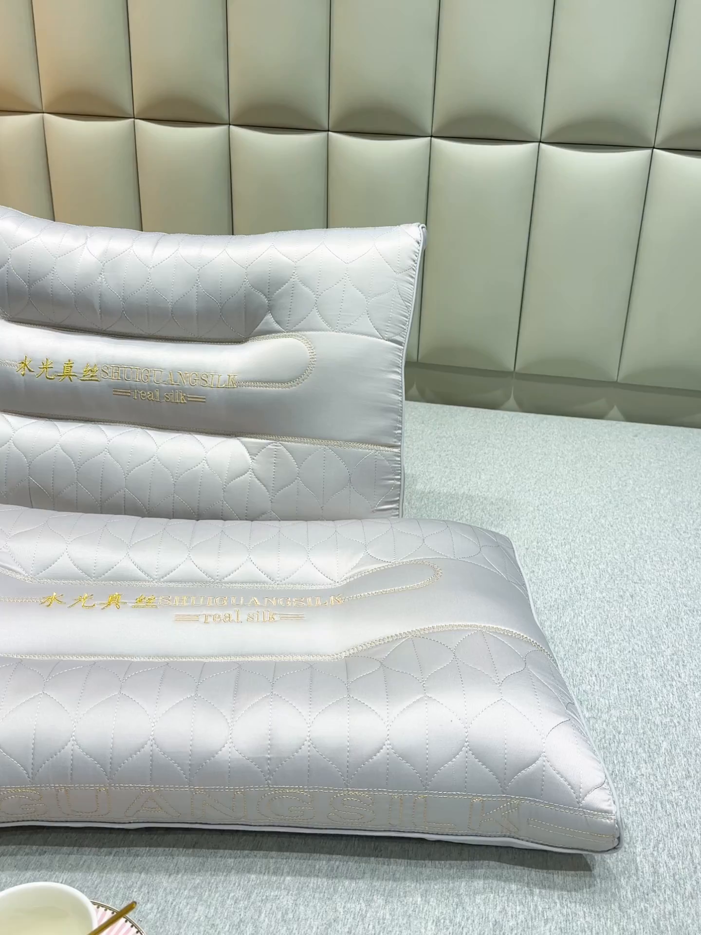 91家纺网 家纺一手货源 找家纺 蝶飞舞 2025新款豪华水光真丝乳胶层枕头枕芯 莫代尔水光真丝枕头枕芯 水光真丝-灰色 48*74cm