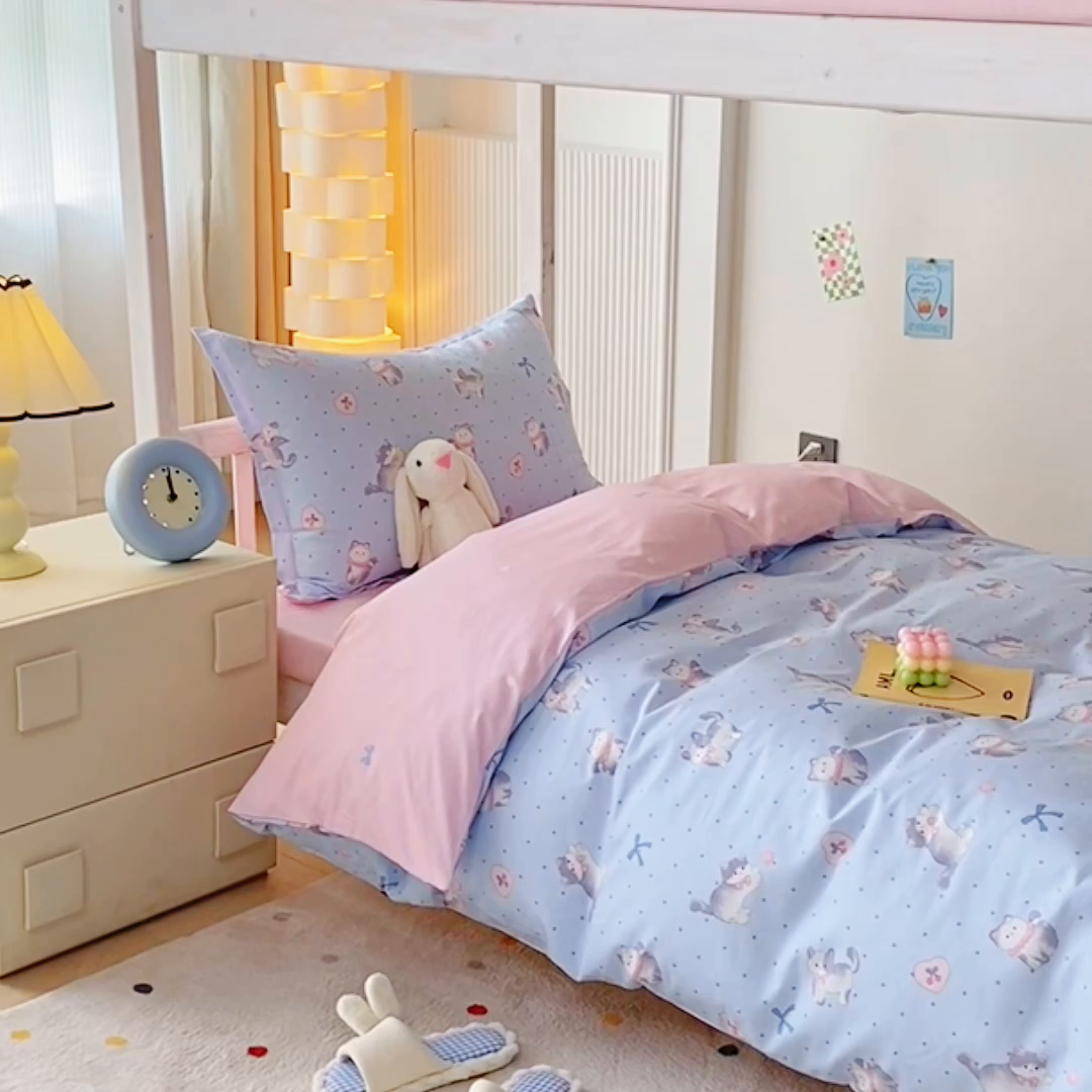 91家纺网 家纺一手货源 找家纺 天之爱 2025新款全棉纯棉印花三件套学生六件套 樱桃小喵