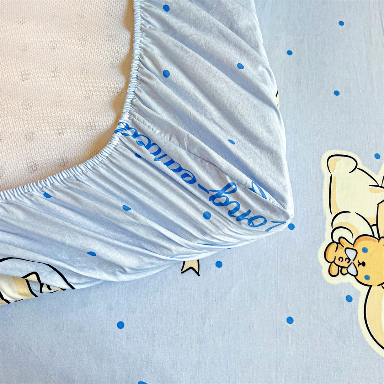 91家纺网 家纺一手货源 找家纺 名兮家居 2025-奥特曼-三丽鸥全棉13372学生床上下铺床笠【含防伪标】 点点玉桂狗