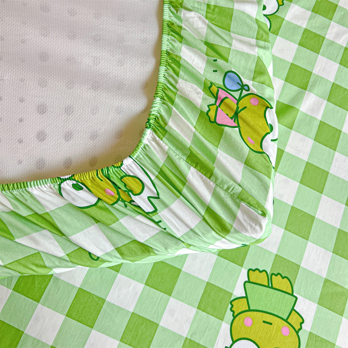 91家纺网 家纺一手货源 找家纺 名兮家居 2025-奥特曼-三丽鸥全棉13372学生床上下铺床笠【含防伪标】 格子大眼蛙