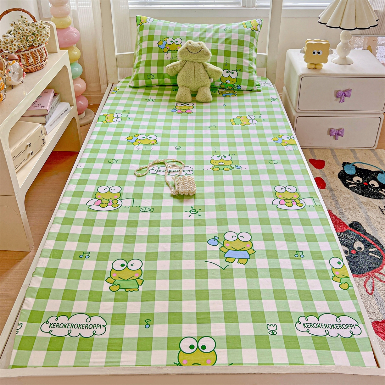 91家纺网 家纺一手货源 找家纺 名兮家居 2025-奥特曼-三丽鸥全棉13372学生床上下铺床笠【含防伪标】 格子大眼蛙