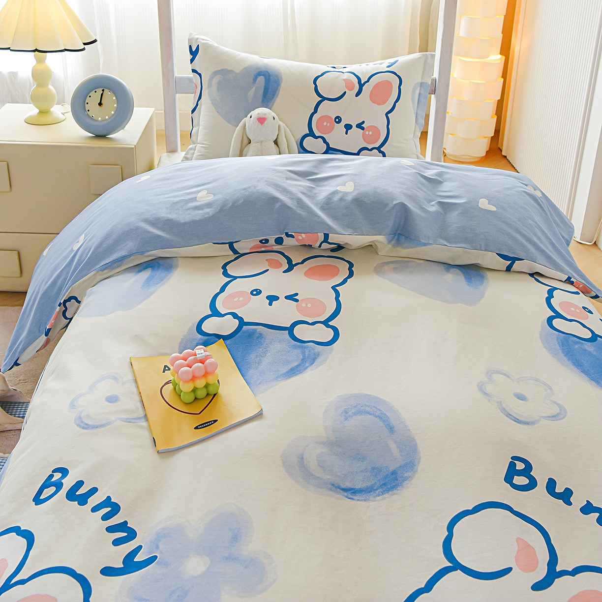 91家纺网 家纺一手货源 找家纺 天之爱 2025新款全棉纯棉印花三件套学生六件套 晴天小兔