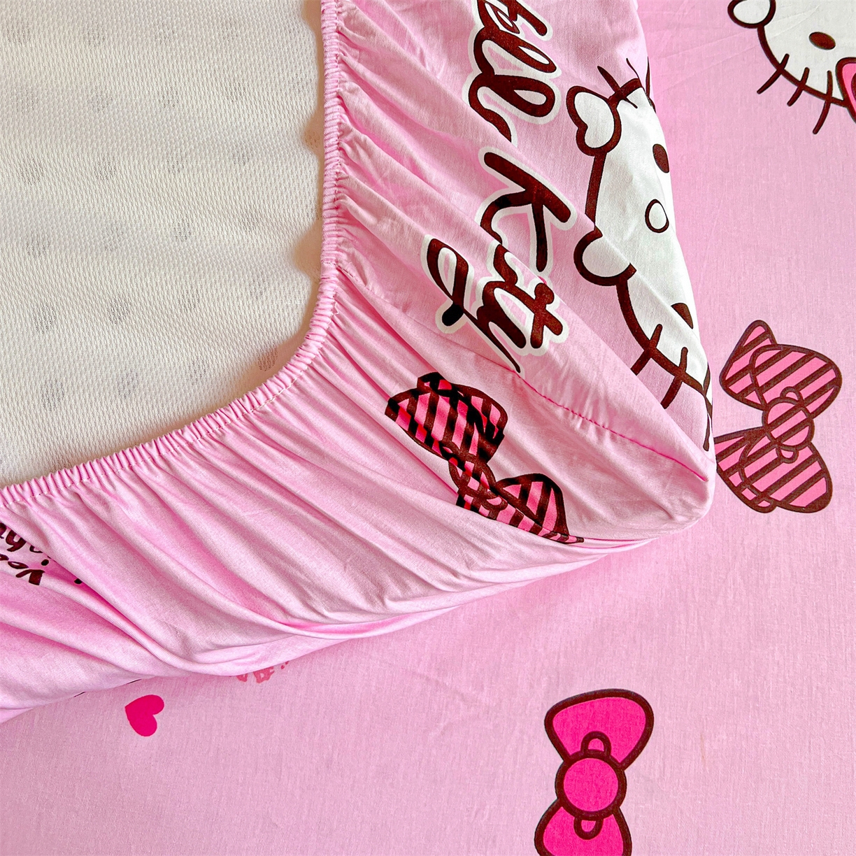 91家纺网 家纺一手货源 找家纺 名兮家居 2025-奥特曼-三丽鸥全棉13372学生床上下铺床笠【含防伪标】 蝴蝶结kt